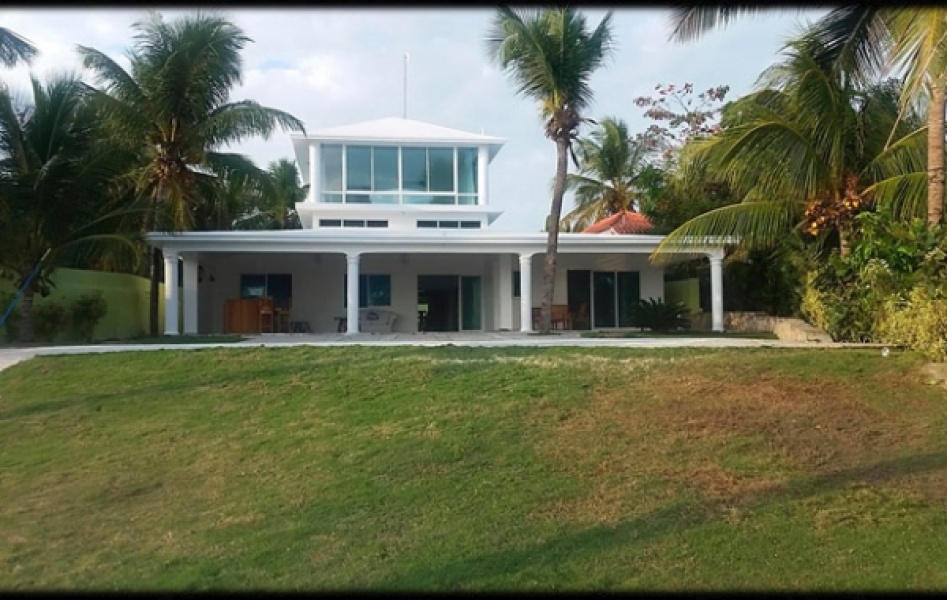 En Venta Villa con Pequeña Playa Privada en Cumayasa SPM